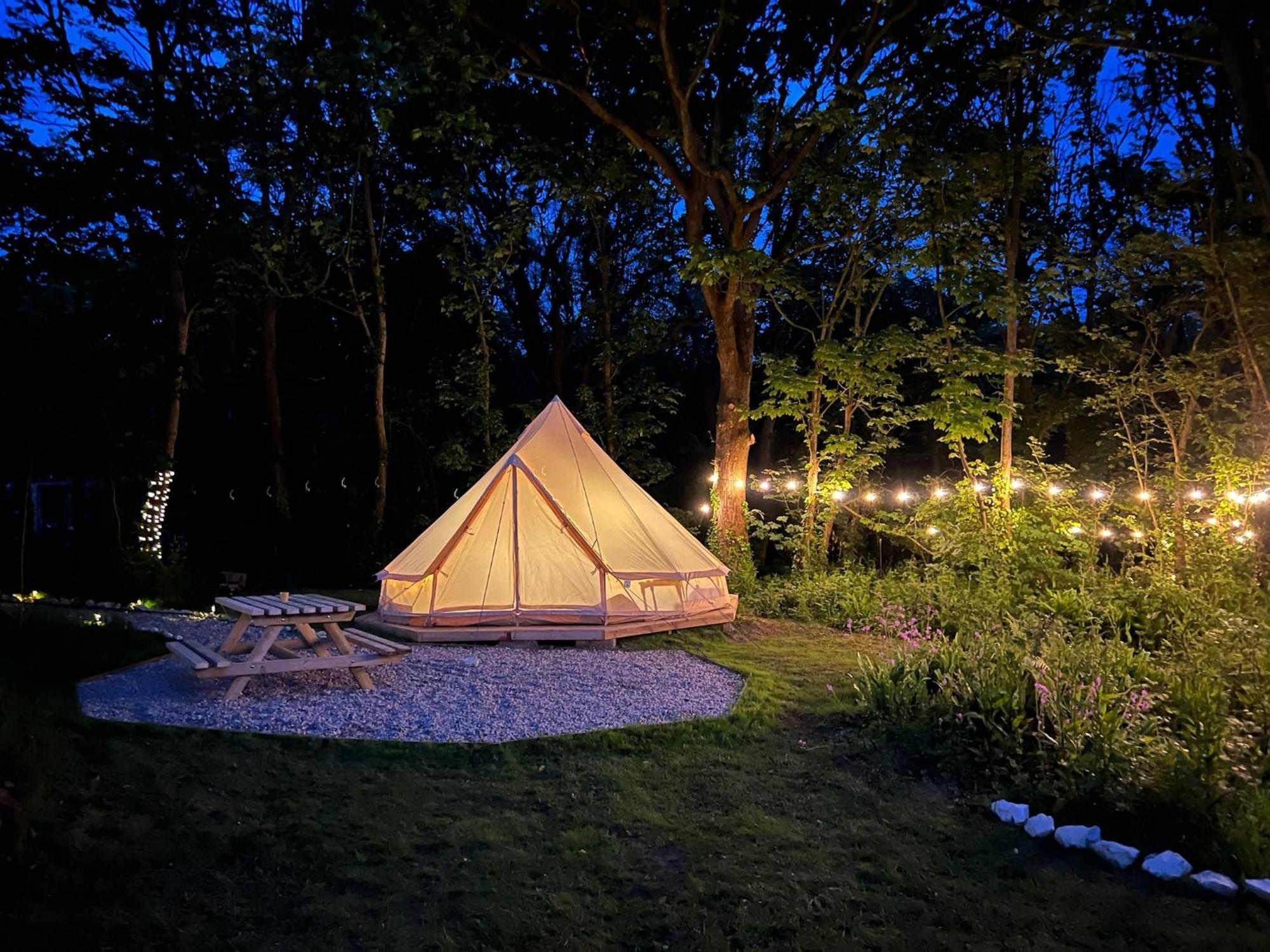 Hotel Glamping At Camp Corve Chale Exterior foto